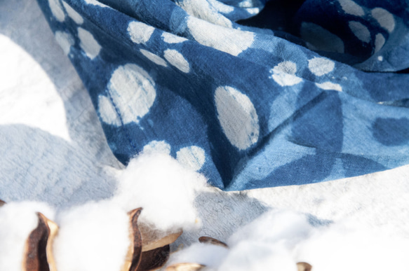 聖誕節禮物 母親節禮物 情人節禮物 生日禮物 交換禮物 手工木刻印植物染圍巾手織圍巾 編織圍巾 藍染純綿絲巾-藍日本風 第8張的照片