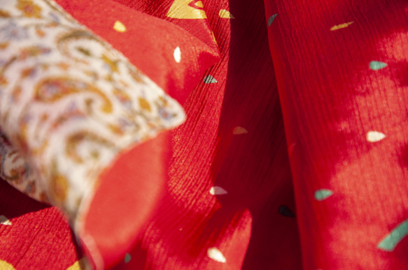 聖誕節禮物 母親節禮物 情人節禮物 生日禮物 畢業禮物 花朵藤蔓絲綢絲巾/滑面絲綢絲巾/法式浪漫絲綢圍巾/雙面圍巾-法國 第3張的照片