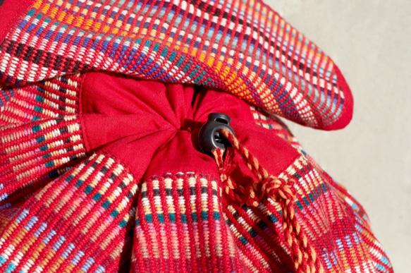 限量一件 天然手織布彩虹繽紛 帆布書包 / 背包 / 後背包 / 肩背包 / 旅行包 - 自然手感繽紛色彩 正紅色 第3張的照片