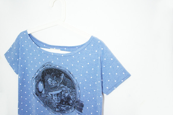 女裝 手感夏日短版點點 水玉旅行T  T-shirt 設計上衣- 瞳孔裡的奇幻世界 ( 麻花藍 ) Fairtrade 第2張的照片