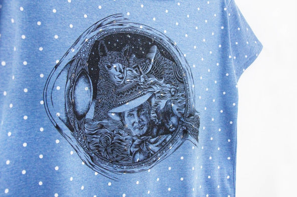 女裝 手感夏日短版點點 水玉旅行T  T-shirt 設計上衣- 瞳孔裡的奇幻世界 ( 麻花藍 ) Fairtrade 第4張的照片