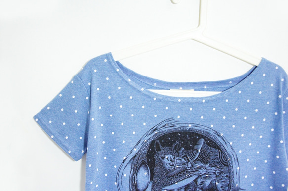 女裝 手感夏日短版點點 水玉旅行T  T-shirt 設計上衣- 瞳孔裡的奇幻世界 ( 麻花藍 ) Fairtrade 第5張的照片