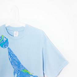 男裝合身純棉插畫Tee / 旅行T-shirt / 設計上衣 /  設計T-shirt  - 潛出水面的鯨魚( 水藍 ) 第2張的照片