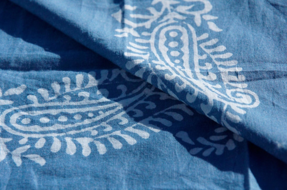 手織りの純粋な綿のスカーフ/インディゴブルー色素スカーフ野菜の染料/植生染めコットンスカーフ - 青トーテムと幾何学的な毛玉タッ 3枚目の画像