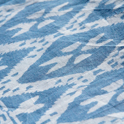 手織りの純粋な綿のスカーフ/インディゴブルー色素スカーフ野菜の染料/植生染めコットンスカーフ - 青トーテムと幾何学的な毛玉タッ 5枚目の画像