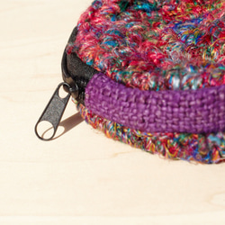 限量一件 手工鉤針編織圓形零錢包 / 收納包 / 化妝包 / 雜物包 - 紫色棉麻 + 手捻紗麗線 woven bag 第4張的照片