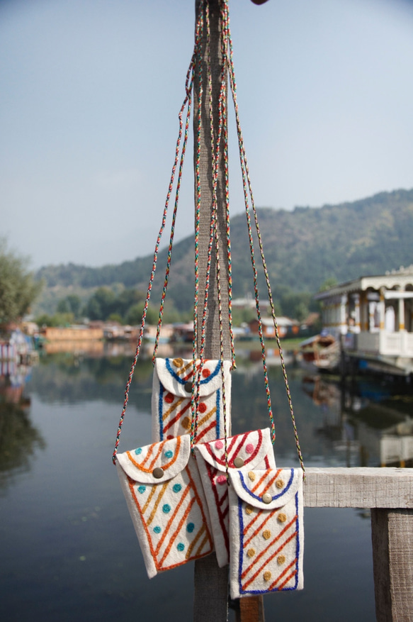 iphone 手感手工刺繡手機套/ 悠遊卡套 / 肩背包 / 小包 / 旅行包 - 彩色雨點 ( 綠色點點+橘色線條 ) 第4張的照片