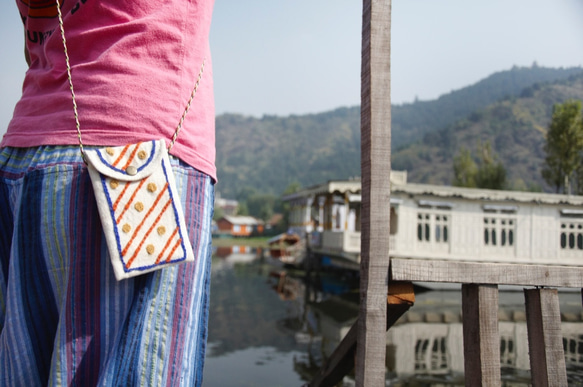 iphone 手感手工刺繡手機套/ 悠遊卡套 / 肩背包 / 小包 / 旅行包 - 彩色雨點 ( 粉色點點+紅色線條 ) 第3張的照片