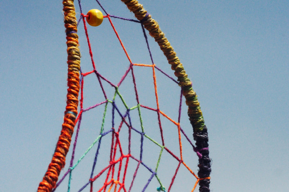 手織りコットン虹色ドリームキャッチャーチャーム - カラフルなスペース染めカラーライン月と星アストラル夢のキャザーのフェアトレー 3枚目の画像