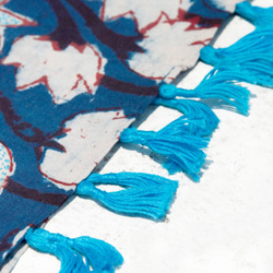 限量一件 indigo手縫絲巾 / 刺繡絲巾 / 手工刺繡圍巾 / 手縫綿線絲巾 - 植物染 藍染 楓葉森林風 第4張的照片