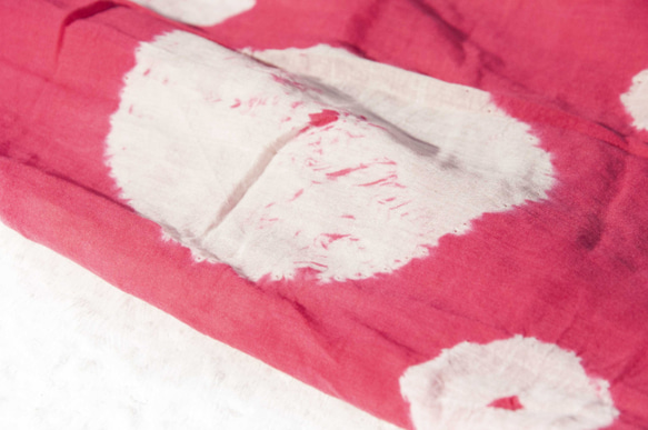 聖誕禮物 民族風 森林系 生日禮物 交換禮物 快速到貨藍染絲巾/蠟染刺繡絲巾/植物染圍巾/indigo漸層綿線絲巾-紅色 第4張的照片