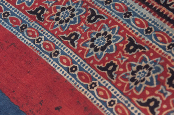 聖誕禮物 母親節 情人節禮物 生日禮物 民族風 父親節 手織純綿絲巾 手工木刻印植物染圍巾 藍染棉絲巾-藍色紅色清真寺 第8張的照片