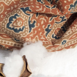 母親節 情人節禮物 新年禮物 民族風 森林系 生日禮物 手織純綿絲巾 手工木刻印植物染圍巾 藍染棉絲巾-黃金沙漠花朵風 第3張的照片