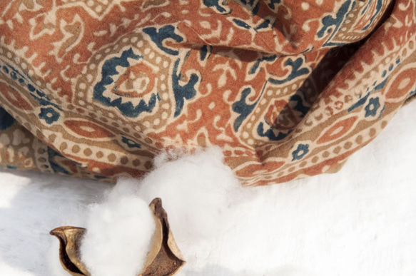 母親節 情人節禮物 新年禮物 民族風 森林系 生日禮物 手織純綿絲巾 手工木刻印植物染圍巾 藍染棉絲巾-黃金沙漠花朵風 第3張的照片