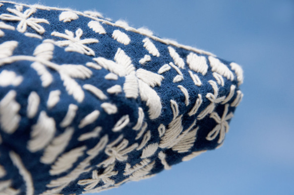 母親節 情人節禮物 新年禮物 民族風 生日禮物 手縫純棉布 刺繡斜背包 手工刺繡肩背包 手縫藍染indigo手機袋-花 第8張的照片