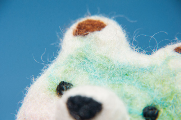 羊毛氈吊飾/羊毛氈胸針/動物別針/彩虹羊毛氈-馬卡龍色漸層綠熊 第3張的照片