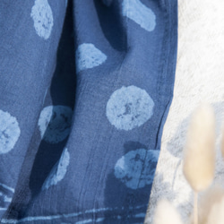 母親節 情人節禮物 新年禮物 民族風 森林系 聖誕禮物 藍染絲巾/蠟染扎染絲巾/植物染圍巾/indigo流蘇棉麻絲巾-藍 第4張的照片