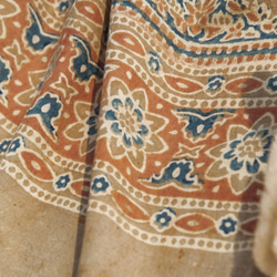 聖誕禮物 母親節 情人節禮物 新年禮物 民族風 森林系 手織純綿絲巾 手工木刻印植物染圍巾 藍染棉絲巾-黃金沙漠清真寺 第6張的照片