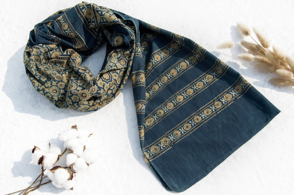 母親節 情人節禮物 新年禮物 民族風 森林系 生日禮物 手織純綿絲巾 手工木刻印植物染圍巾 藍染棉絲巾-藍色地中海花朵 第5張的照片