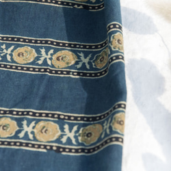 母親節 情人節禮物 新年禮物 民族風 森林系 生日禮物 手織純綿絲巾 手工木刻印植物染圍巾 藍染棉絲巾-藍色地中海花朵 第6張的照片