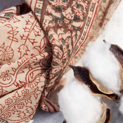 聖誕禮物 母親節禮物 情人節禮物 交換禮物 畢業禮物 印度木刻印純綿方巾/手工木刻印植物染圍巾/草木染手工方巾-花季花朵 第4張的照片