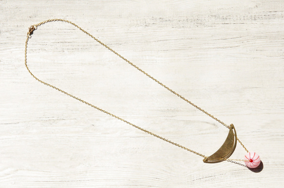Glass Necklace / 幾何風 / 法式條紋口吹玻璃黃銅項鍊 鎖骨鍊 短鏈 長鏈 - 彎型月亮 第8張的照片