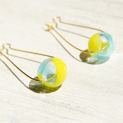 Glass earrings / 簡約感 / 復古金黃色調橢圓形黃銅耳環 耳針- 陽光海洋漸層玻璃水滴 第1張的照片