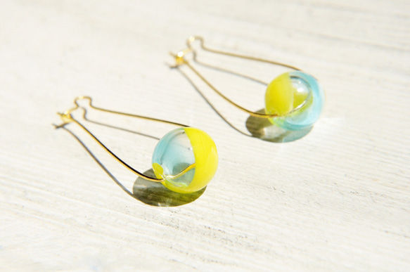 Glass earrings / 簡約感 / 復古金黃色調橢圓形黃銅耳環 耳針- 陽光海洋漸層玻璃水滴 第1張的照片