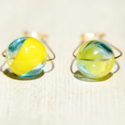 Glass earrings / 簡約感 / 復古金黃色調橢圓形黃銅耳環 耳針- 陽光海洋漸層玻璃水滴 第2張的照片