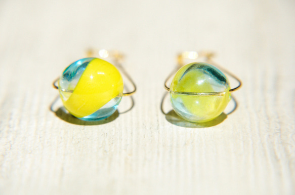 Glass earrings / 簡約感 / 復古金黃色調橢圓形黃銅耳環 耳針- 陽光海洋漸層玻璃水滴 第2張的照片