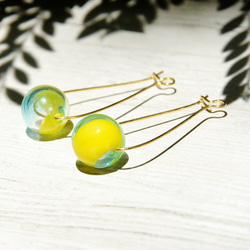 Glass earrings / 簡約感 / 復古金黃色調橢圓形黃銅耳環 耳針- 陽光海洋漸層玻璃水滴 第3張的照片