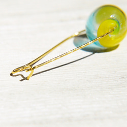 Glass earrings / 簡約感 / 復古金黃色調橢圓形黃銅耳環 耳針- 陽光海洋漸層玻璃水滴 第4張的照片