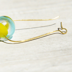 Glass earrings / 簡約感 / 復古金黃色調橢圓形黃銅耳環 耳針- 陽光海洋漸層玻璃水滴 第5張的照片