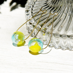 Glass earrings / 簡約感 / 復古金黃色調橢圓形黃銅耳環 耳針- 陽光海洋漸層玻璃水滴 第7張的照片