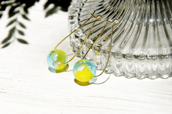 Glass earrings / 簡約感 / 復古金黃色調橢圓形黃銅耳環 耳針- 陽光海洋漸層玻璃水滴 第7張的照片