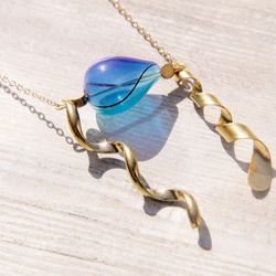 Glass Necklace / 幾何風 / 法式條紋口吹玻璃項鍊 短鏈 長鏈 鎖骨鍊 - 漸層水藍色的漩渦 第5張的照片