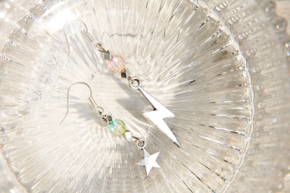 design earrings 情人節禮物 / 簡約感 / 復古銀琉璃耳環 - 閃電與星空宇宙（夾式 / 耳針式） 第8張的照片