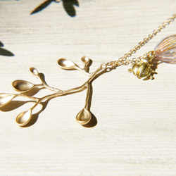 glass necklace/ 植物系 / 法式口吹玻璃項鍊 鎖骨鍊 短鍊 長鍊 - 在樹葉藤蔓上的甲蟲 昆蟲 第2張的照片