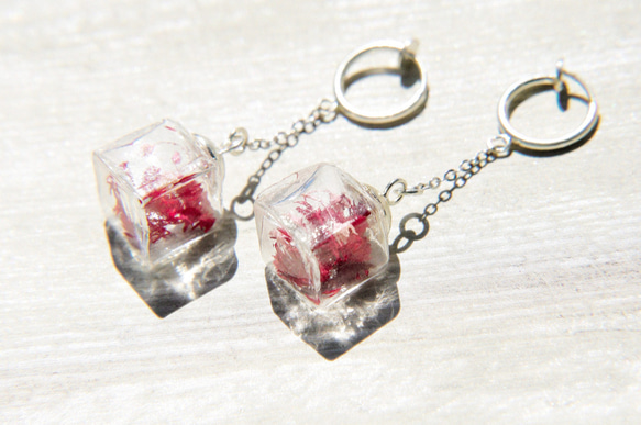 glass earrings / 森林系 / 原味方形冰心玻璃球耳環 - 紅色花朵＋滿天星 ( 夾式 / 耳針式 ) 第1張的照片