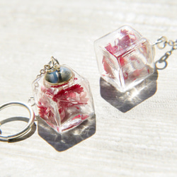 glass earrings / 森林系 / 原味方形冰心玻璃球耳環 - 紅色花朵＋滿天星 ( 夾式 / 耳針式 ) 第3張的照片