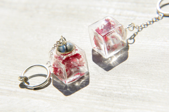 glass earrings / 森林系 / 原味方形冰心玻璃球耳環 - 紅色花朵＋滿天星 ( 夾式 / 耳針式 ) 第3張的照片