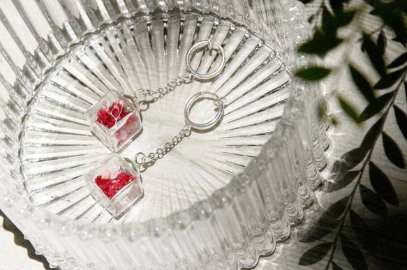 glass earrings / 森林系 / 原味方形冰心玻璃球耳環 - 紅色花朵＋滿天星 ( 夾式 / 耳針式 ) 第7張的照片