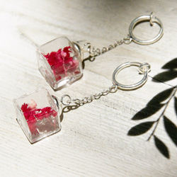 glass earrings / 森林系 / 原味方形冰心玻璃球耳環 - 紅色花朵＋滿天星 ( 夾式 / 耳針式 ) 第8張的照片