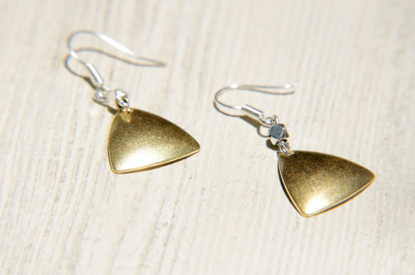 brass earrings 情人節禮物 / 簡約感 / 復古色調黃銅耳環 - 三角型幾何美學 ( 夾式 / 耳針式 ) 第4張的照片