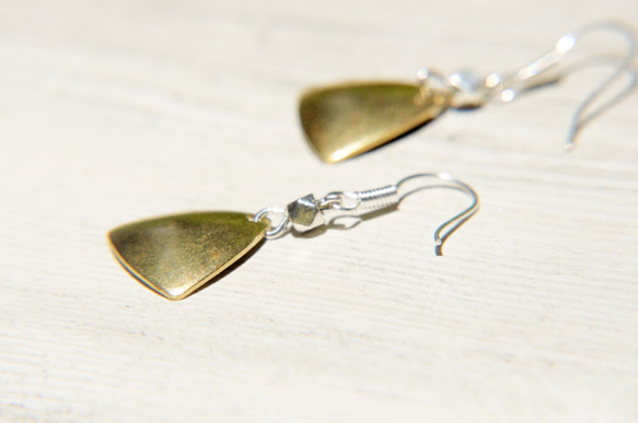 brass earrings 情人節禮物 / 簡約感 / 復古色調黃銅耳環 - 三角型幾何美學 ( 夾式 / 耳針式 ) 第8張的照片