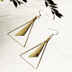 brass earrings / 簡約感 / 復古金黃色調黃銅耳環 - 三角幾何美學 ( 夾式 / 耳針式 ) 第1張的照片