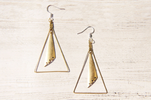 brass earrings / 簡約感 / 復古金黃色調黃銅耳環 - 三角幾何美學 ( 夾式 / 耳針式 ) 第2張的照片