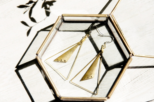 brass earrings / 簡約感 / 復古金黃色調黃銅耳環 - 三角幾何美學 ( 夾式 / 耳針式 ) 第5張的照片