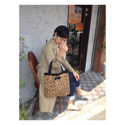 medium tote leopard × black 2枚目の画像