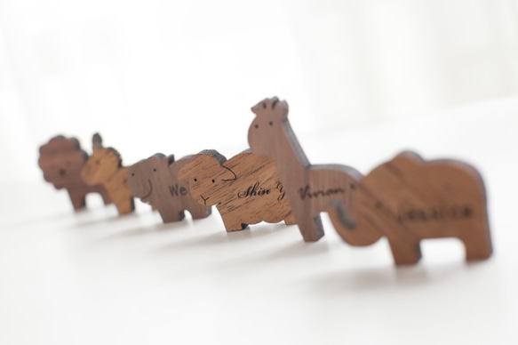 客製化姓名禮物原木深色造型木片 - 貴賓狗 第3張的照片
